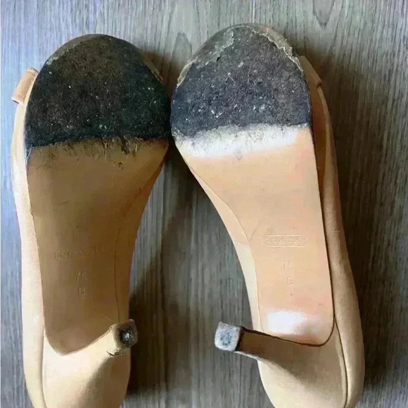 Coach Aliya Women Size 7.5 B Peep Toe High Heels Pumps Shoes Sandals Gold Emblem - Picture 7 of 8